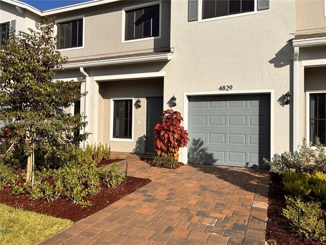 Photo - 4829 Dillon St