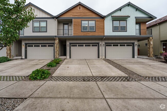 Building Photo - 3 Bedroom 2.5 Bath Townhome - Convenient R...