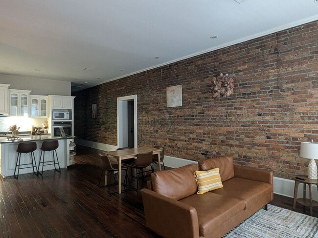 Photo - Cute Upstairs Down Town Apartment! Unidad 132BASH-Apt