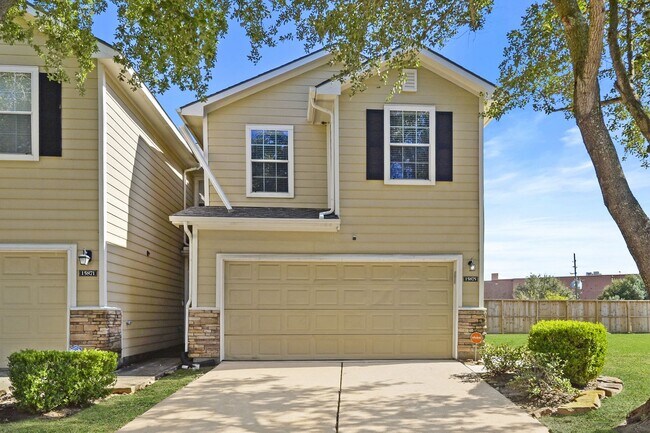 Building Photo - Stunning Corner Unit Townhome