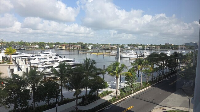 Building Photo - 200 S Birch Rd Unit 504