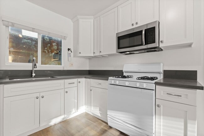 Photo - BEAUTIFUL Studio in Inglewood !!