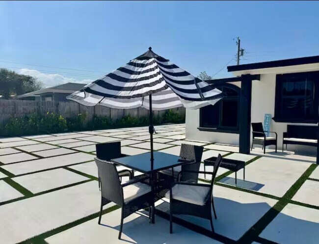 Photo - 1433 NE 53rd Ct