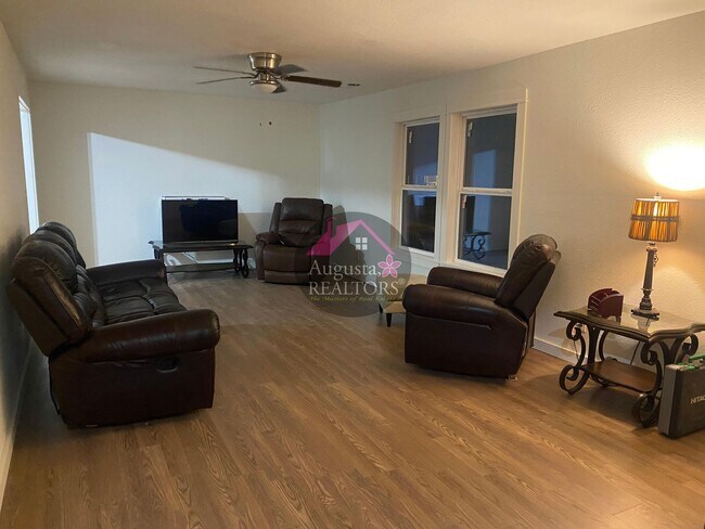 Photo - 1482 Burger St