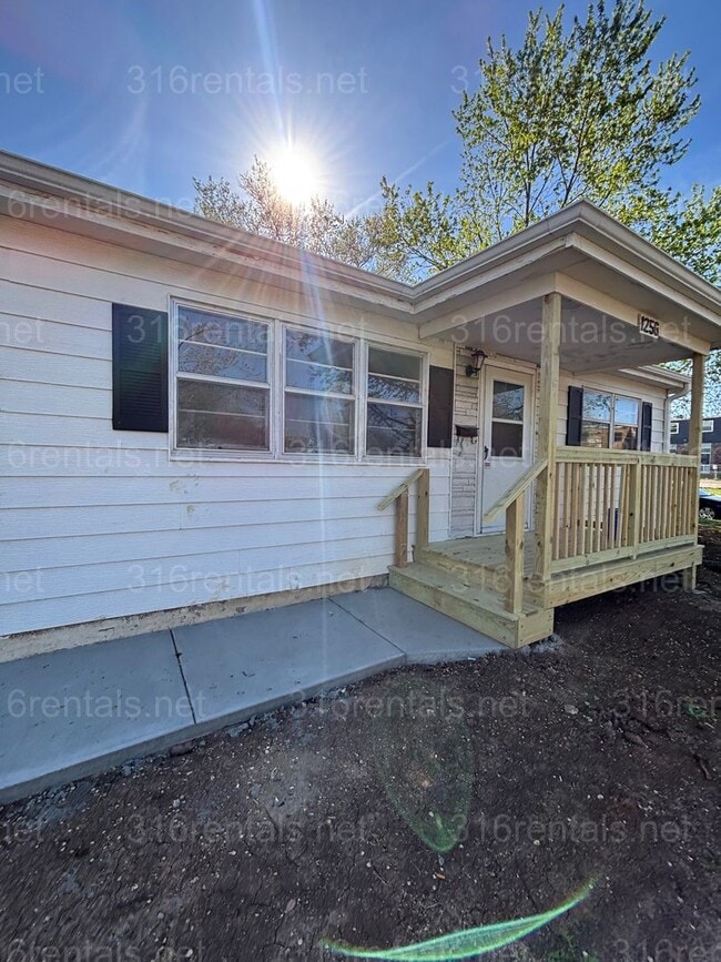 Building Photo - 2 bed 1 bath house available!