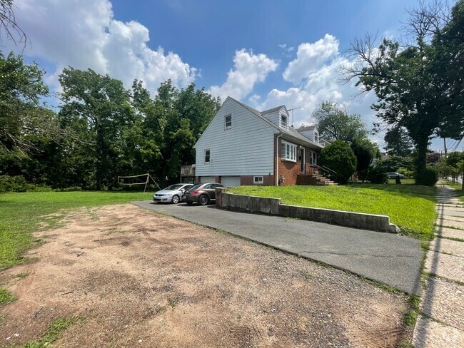 Building Photo - 1065 Sayre Rd Rental