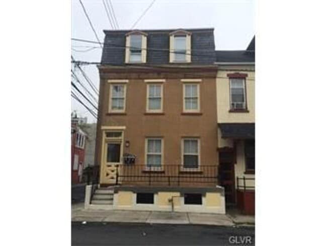 Building Photo - 924 W Chew St Unit 3rd Floor Rental
