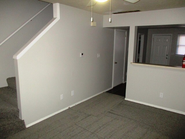 Photo - 704 Golfcrest Rd N