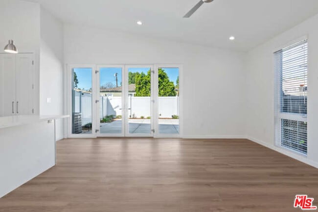 Photo - 15912 Vose St