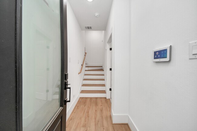 Photo - 4806 Cochran St