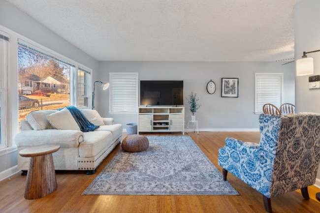 Photo - 6335 William St