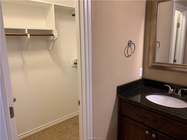 Photo - Beautifully 4 bedroom, 3 bathroom house wi...