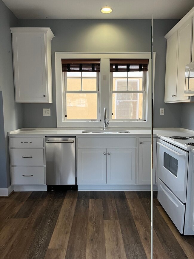 Kitchen - 106 Caty Ln Unit 106