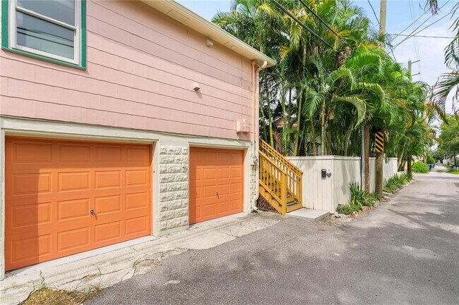 Photo - 1716 Oak St NE