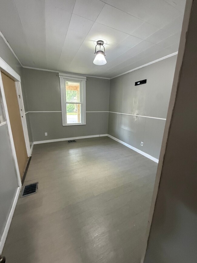 25 E Main St