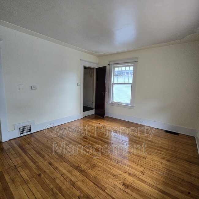 Photo - 1337 Logan St SE