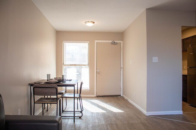 Photo - 107 E Springfield