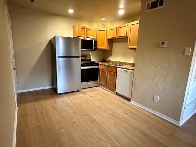 Photo - 803 W 28th St Unit 106