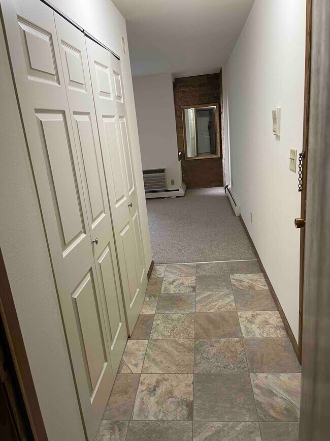 Entrada - Westport Apartments