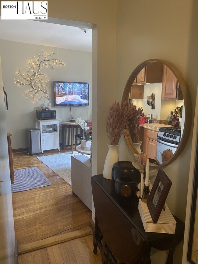 Building Photo - 70 Queensberry St Unit 24