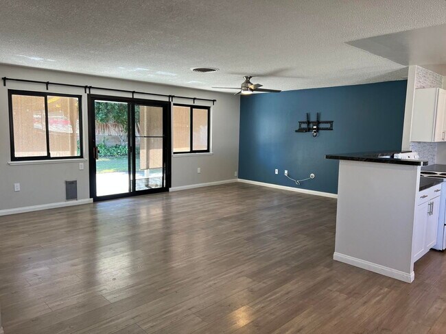 2-Bedrooms and 2-Bathrooms Home
Palm Desert