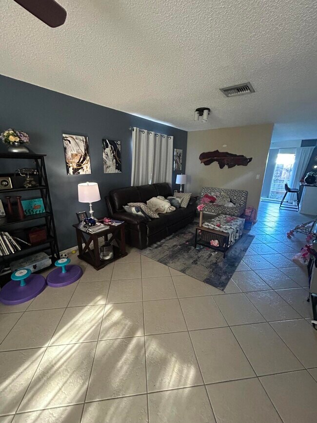 Photo - 818 Sandtree Dr