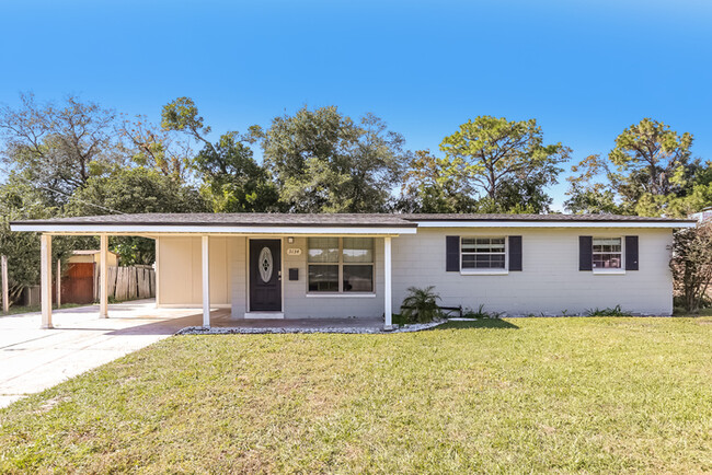 4-Bedroom Home with Sunroom - 4-Bedroom Home with Sunroom