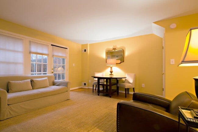 Photo - 4450 MacArthur Blvd NW Unidad 10A