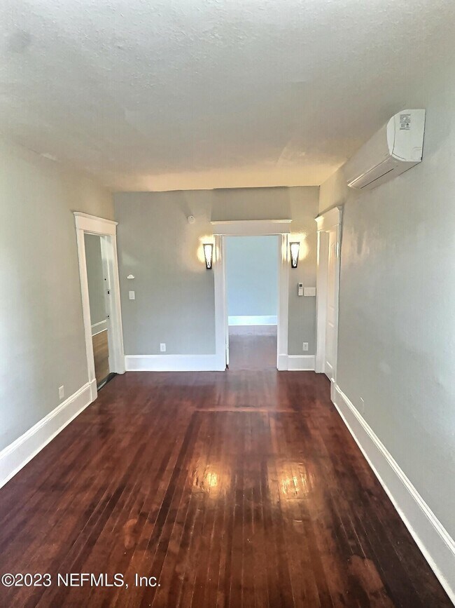Photo - 2116 Herschel St