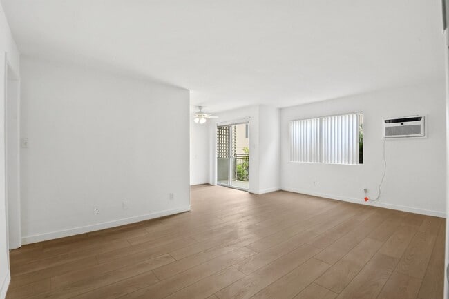 Photo - 1550 S Saltair Ave Unidad 6