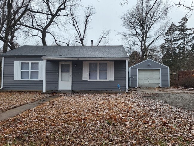 Building Photo - Minutes from Shunga Trail!