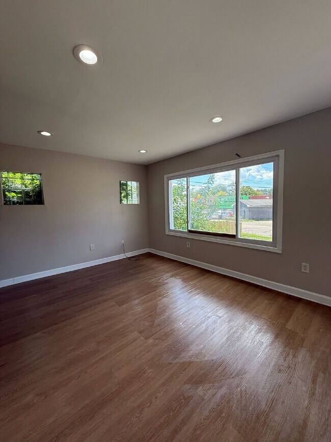 Building Photo - Find Comfort in Every Corner at Woodmont A... Rental