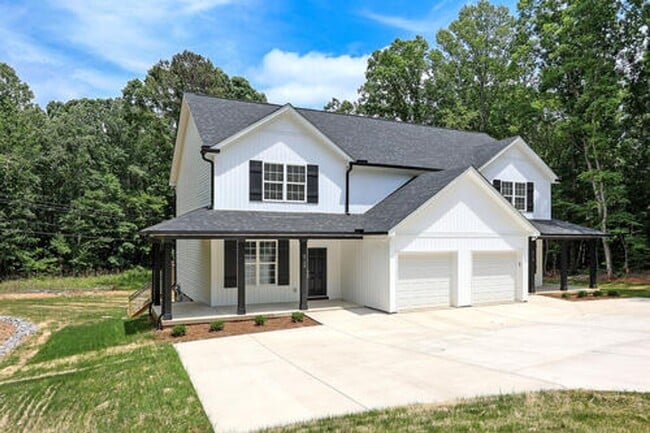 Building Photo - Luxury Townhouse in Sherrills Ford