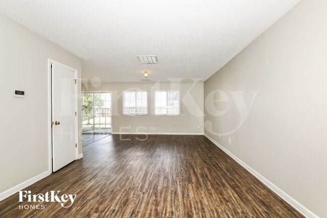 Photo - 811 Brantford Dr