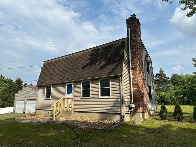 Building Photo - 5 Bedroom House in Hadley – Perfect for Groups!