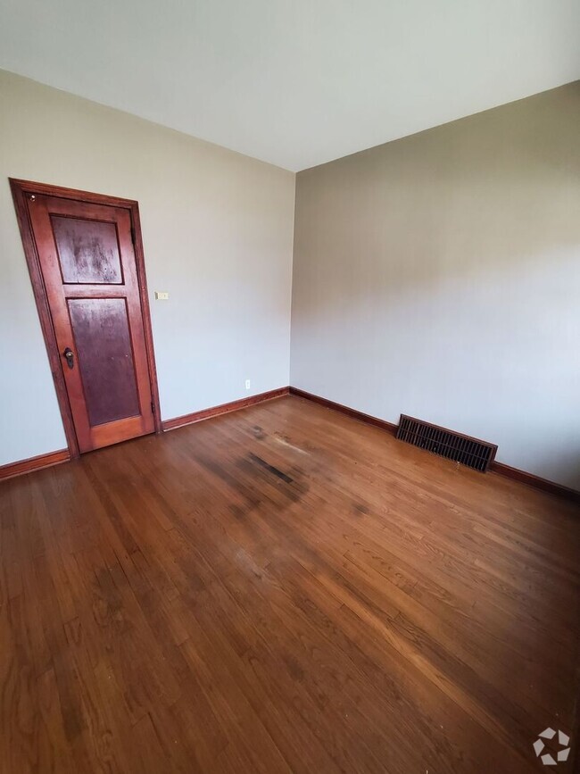 Building Photo - 1043 S 31st St Unit Lower Front Rental