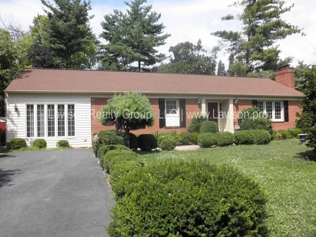 Building Photo - Conveniently Located, Spacious Salem Home
