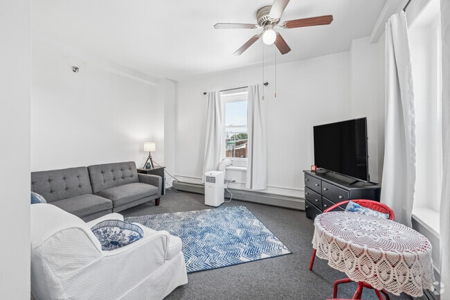 1BR, 1BA - 500SF - LivingRoom/ Dining Room