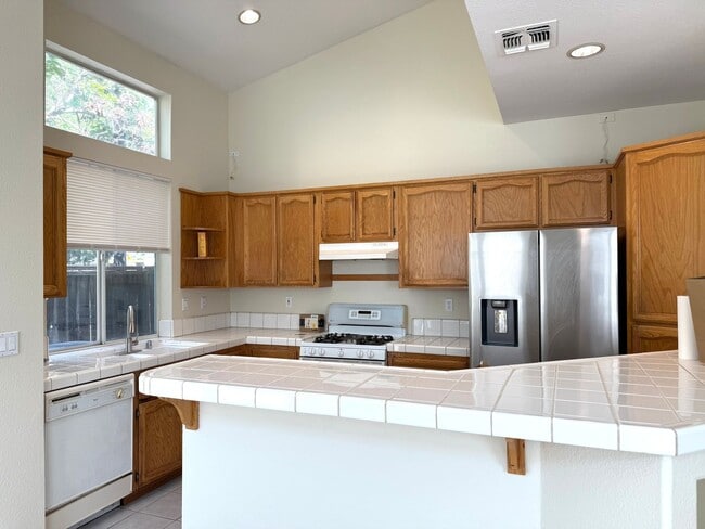 Photo - 3 Bed 2.5 Ba 2 Story 2 Car Garage in Folsom!