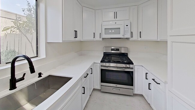 Building Photo - Newly Renovated 2 Bed / 2.5 Bath Townhome in North Hills