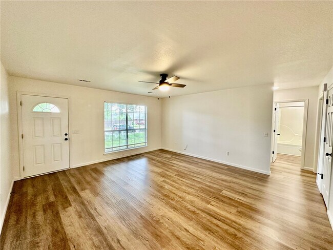 Photo - 802 E Kara Ln