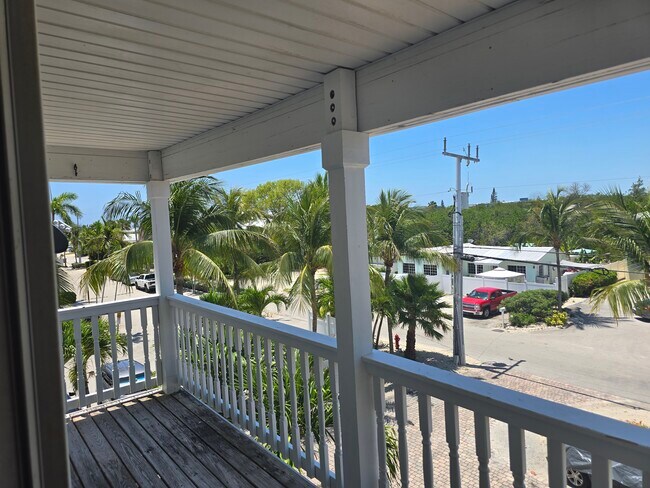 Dos balcones delanteros - 374 73rd St #5