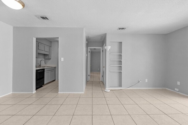 Building Photo - Charming 1 Bedroom/1 Bathroom Available Now! Rental
