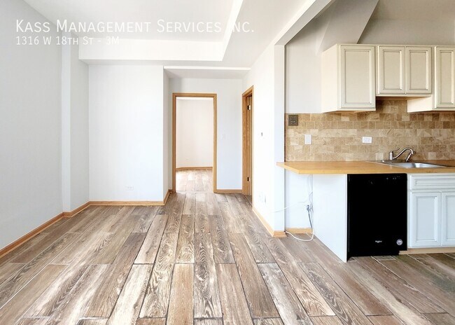 Photo - 1316 W 18th St Unidad 3M