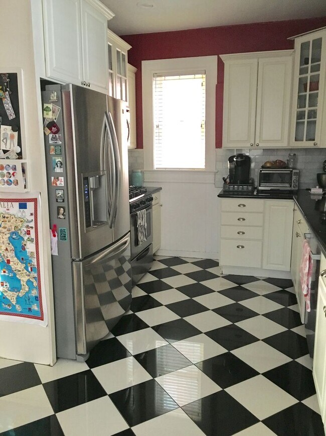 Photo - Charming Victorian Home Near the Universit...