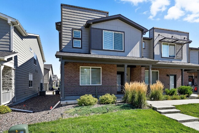 Building Photo - Exquisite Townhome w/ 3 Bedrooms, 2.5 Bath...