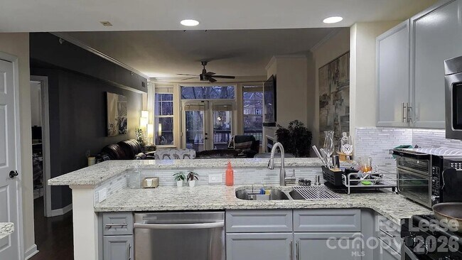 Photo - 405 W 7th St