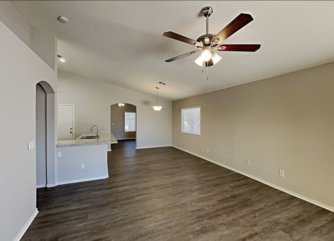 Photo - 650 Laura Dr