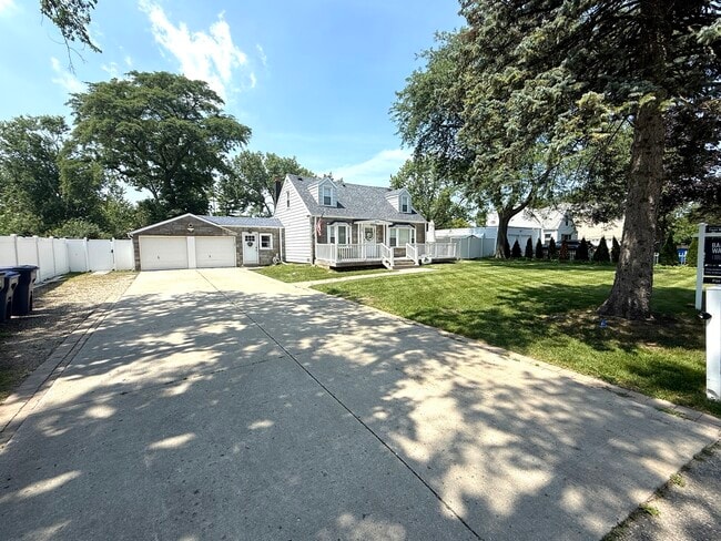 Photo - 684 Pfingsten Rd