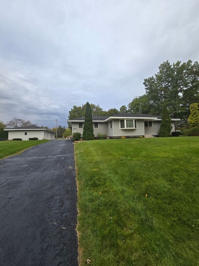 Building Photo - Recently renovated 3 bedroom ranch!